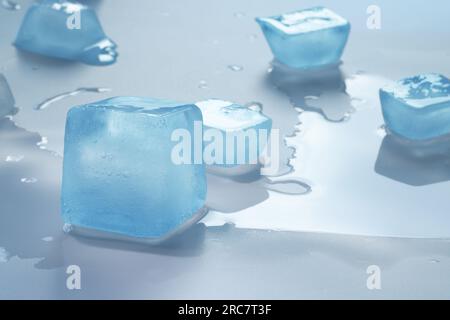 Cubetti di ghiaccio cristallini su sfondo azzurro Foto Stock