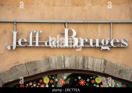 Bordeaux , Francia - 07 10 2023 : jeff de bruges logo marchio e cartello di testo Street wall facade store cioccolaterie negozio di caramelle di cioccolato francese di bel Foto Stock