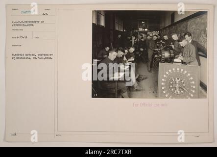 Soldati americani che rimuovono una serie di motori elettrici all'Università del Minnesota a St. Paul. I motori furono probabilmente riutilizzati per uso militare durante la prima guerra mondiale Questa foto è stata scattata da un fotografo per il S.A.T.C. dell'Università del Minnesota. Foto Stock