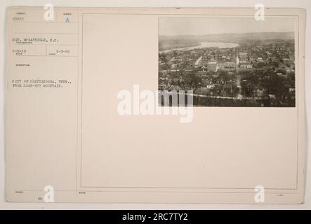 Vista aerea della città di Chattanooga, Tennessee, dalla Look-Out Mountain. La foto è stata scattata da Sot. MC Garrigle il 5 maggio 1919. La foto è una descrizione da ricognizione della città e gli è stato assegnato il numero 45557. La scheda per la foto indica anche che è stata scattata il 3 maggio 1919. Foto Stock