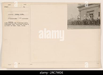 Un'immagine che mostra le bandiere esposte all'arrivo del presidente Wilson a Roma, in Italia. La foto fu scattata il 3 gennaio 1919 e fu catturata dal Signal Corps. Questa immagine proviene dalla collezione delle attività militari americane durante la prima guerra mondiale. Foto Stock