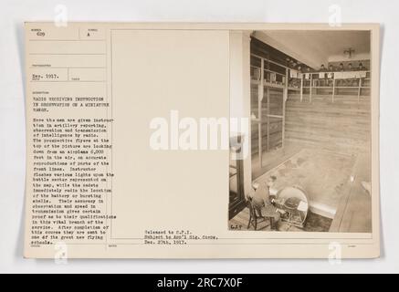 I cadetti dell'aviazione ricevettero istruzioni in artiglieria e osservazione su un campo in miniatura durante la prima guerra mondiale. I cadetti, posizionati su un aereo a 6.000 metri di altezza, osservano accurate riproduzioni delle linee del fronte su una mappa. Gli istruttori usano varie luci per indicare il settore di battaglia, mentre i cadetti trasmettono rapidamente la posizione dell'artiglieria o dei proiettili esplosivi via radio. L'accuratezza e la velocità delle loro osservazioni e trasmissioni determinano le loro qualifiche per questo ramo cruciale dell'esercito. Foto Stock