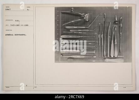 Immagine che mostra una collezione di strumenti chirurgici della prima guerra mondiale. Gli strumenti sono ordinatamente disposti su un tavolo. Questi strumenti sono stati utilizzati da professionisti medici durante la guerra per interventi chirurgici e altre procedure mediche. La data della fotografia è il 23 luglio 1920. Foto Stock