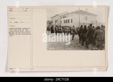 I prigionieri tedeschi catturati dagli Alleati lungo il fiume Piave in Italia vengono fatti marciare davanti al generale Maistre e al suo staff prima di essere inviati in un campo di concentramento. Questa fotografia, numero 5846, è stata scattata nel 1919 e fa parte di una serie che documenta le attività militari americane durante la prima guerra mondiale. Foto Stock