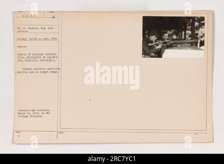 Il tenente E. Jackson del Signal Corps è fotografato partecipando a un esercizio di addestramento presso la School of Military Aeronautics presso l'Università della California, Berkeley. La foto, scattata il 19 marzo 1918, mostra studenti aviatori che utilizzano una mitragliatrice su un raggio d'azione. È stato censurato e pubblicato dalla War College Division il 19 marzo 1919. Foto Stock