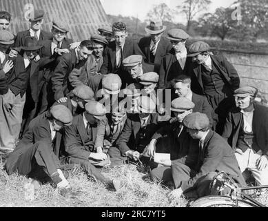 Gresford, Galles: 29 settembre 1934 i minatori di carbone dividono il loro ultimo pool di salari dalla Gresford Colliery. La miniera di carbone è ora chiusa dopo l'esplosione della scorsa settimana che ha ucciso 266 uomini nella miniera. Foto Stock