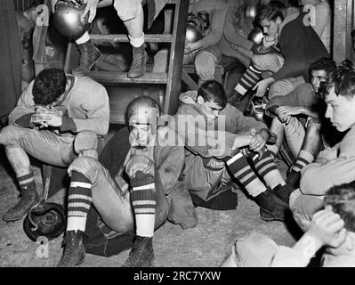 Freeport, New York: 25 novembre 1950 Una cupa squadra di football delle scuole superiori nello spogliatoio all'intervallo. Foto Stock