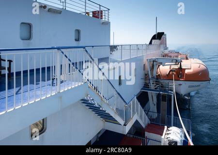 Scialuppa di salvataggio accanto a un traghetto Stena Line Foto Stock