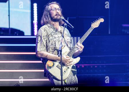 Milano, Italia. 12 luglio 2023. Guitarrista dei Pinguni Tattici Nucleari durante Pinguini Tattici Nucleari - Stadi 2023, Concerto musicale a Milano, Italia, 12 luglio 2023 crediti: Agenzia fotografica indipendente/Alamy Live News Foto Stock