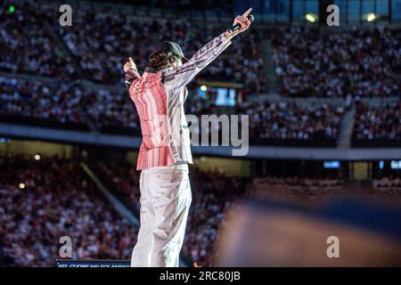 Milano, Italia. 12 luglio 2023. Riccardo Zanotti frontman dei Pinguini tattici Nucleari durante Pinguini tattici Nucleari - stadi 2023, Music Concert a Milano, Italia, 12 luglio 2023 Credit: Independent Photo Agency/Alamy Live News Foto Stock