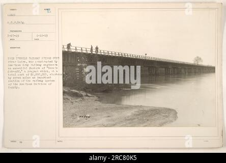 "Ingegneri ferroviari dell'esercito americano che costruiscono un ponte ferroviario a cavalletto sul fiume Loira come parte del progetto "Neves cut-off". Il ponte, preso il 27 marzo 1919, accorciò un'importante sezione del sistema ferroviario American Services of Supply di sette miglia. Il progetto è costato 1.000.000 dollari. Fotografia ricevuta il 12 gennaio 1919." Foto Stock