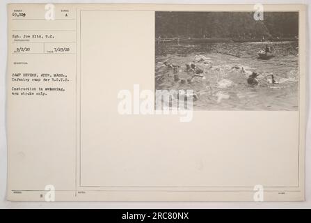 I soldati a Camp Devens ad Ayer, Massachusetts, ricevono istruzioni R.O.T.C. per nuotare. Questo particolare esercizio si concentra sulla tecnica della corsa del braccio. La foto è stata scattata dal sergente Joe Hits il 2 agosto 1920 e il numero dell'immagine è 69.029. Foto Stock