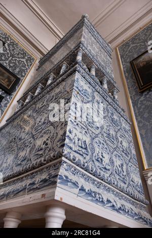 Rundāle Palace, camera con riscaldamento in ceramica o stufa rivestita di piastrelle con un dipinto blu cobalto. Visto dal basso Foto Stock