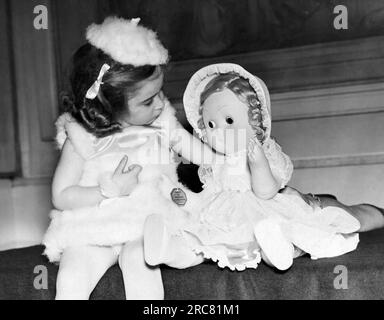 Londra, Inghilterra: 1° maggio 1939 Little Simone Myers with Her Doll, che è stato il "Queen Mary's Prize" al Peter Pan Party al Claridge's Hotel Today. Simone l'ha ricevuto dalla marchesa di Cambridge. Foto Stock