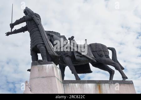 Monumento al Granduca Gediminas, il fondatore della capitale lituana Vilnius, di Vytautas Kasuba e Mindaugas Snipas in un cielo blu nuvoloso Foto Stock