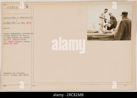 Il campione di pugilato George Carpentier visto sul ring durante un incontro atletico della Y.M.C.A. a St. Aignan (Noyers), Francia il 28 aprile 1918. La foto è stata scattata dalla Corp. A. Moscioni in quella data ed è stata censurata e rilasciata dal M.I.B. Censor il 19 giugno 1918. Foto Stock