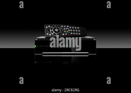 Decoder TV e telecomando isolati su sfondo bianco. Foto Stock
