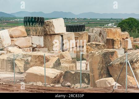 impianto di cava di marmo, primo piano sul marmo. C'è un posto per un'iscrizione foto di alta qualità Foto Stock