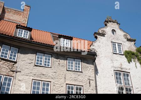 Case sopra la porta svedese in via Torņa a riga. Il cancello faceva parte del muro di riga per fornire l'accesso alle caserme fuori dalla città Foto Stock