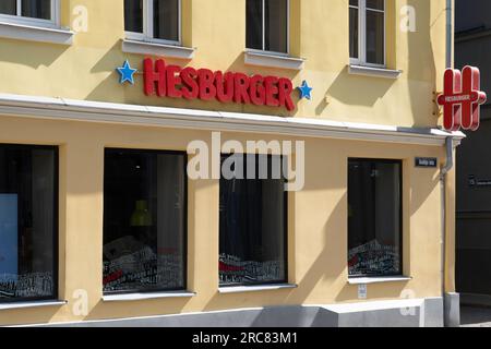 Il fast food Hesburger si trova nel centro storico di riga. Hesburger è una catena di fast food con sede a Turku, in Finlandia Foto Stock