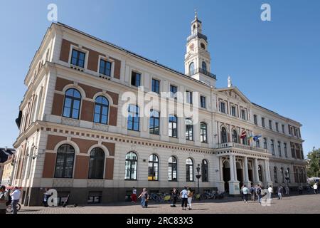 Consiglio comunale di riga sulla piazza del Municipio, il governo della città di riga, la capitale della Lettonia. Ci sono molte persone nella piazza del municipio Foto Stock