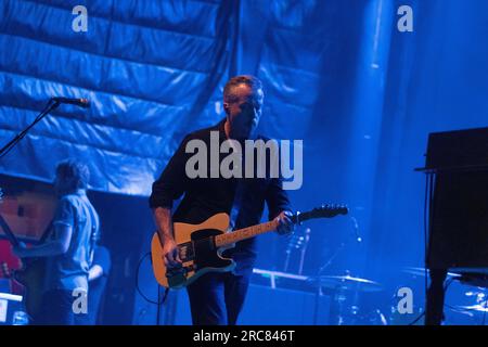 San Diego, Stati Uniti. 12 luglio 2023. Jason Isbell esegue un concerto all'Humphrey's by the Bay di San Diego, California, mercoledì 12 luglio 2023. Oltre ad essere un musicista, Mr. Isbell è un attore che sarà co-protagonista nel film dell'ottobre 2023 Killers of the Flower Moon diretto da Martin Scorsese e interpretato da Leonardo DiCaprio e Robert De Niro. (Foto di Rishi Deka/Sipa USA) credito: SIPA USA/Alamy Live News Foto Stock