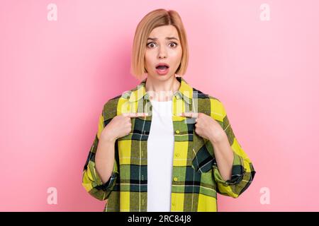 Ritratto fotografico di una graziosa giovane donna Point autoaccusata, spaventata, elegante abito giallo a scacchi isolato su sfondo rosa Foto Stock