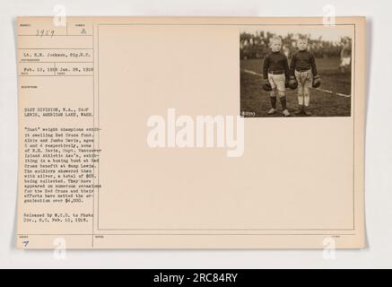 Tenente E.N. Jackson del Signal Reserve Corps ha fotografato un incontro di boxe a Camp Lewis il 12 febbraio 1918. L'evento è stato un beneficio della Croce Rossa e ha visto la partecipazione di Albie e Jumbo Davis, rispettivamente di 6 e 4 anni, i figli di W.H. Davis. I soldati li inondarono di argento, raccogliendo un totale di 65 dollari per la Croce Rossa. I loro sforzi in eventi precedenti hanno raccolto oltre $ 4.000 per l'organizzazione. Foto Stock