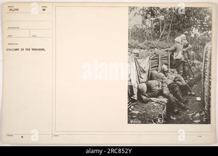 Soldati italiani di stanza in trincee durante la prima guerra mondiale. La fotografia (numero 16.056) è stata scattata da un fotografo noto come 'Reco'. L'immagine mostra i soldati in uniforme contrassegnata con la lettera "H", che rappresenta l'esercito italiano. L'immagine fa parte di una collezione di attività militari americane durante la guerra. Foto Stock