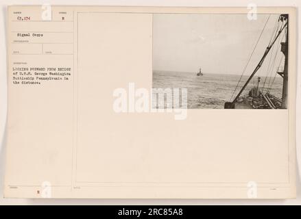 U.S.S. George Washington offre una vista dal suo ponte, mostrando la corazzata Pennsylvania in lontananza. Questa foto è stata scattata nel dicembre 1918 dal Signal Corps. L'immagine cattura la prospettiva e l'ambiente a bordo degli Stati Uniti George Washington durante la prima guerra mondiale. Foto Stock