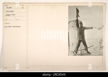 Questa fotografia mostra U.S. Attività della Marina durante la prima guerra mondiale Il personale della marina è visto impegnato nei loro compiti a bordo di una nave. L'immagine è stata scattata da un fotografo del corpo dei segnali del Dipartimento della Marina. Alla fotografia è stato assegnato il numero di identificazione 111-SC-43596. Foto Stock