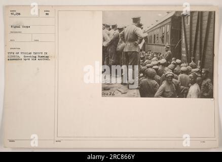 Le truppe russe in Siberia sono viste salutare il loro comandante al suo arrivo. La fotografia, numero 50.236 nella collezione Signal Corps, raffigura il tipo di truppe russe schierate in Siberia durante la prima guerra mondiale. Le truppe erano di stanza in Siberia come parte delle attività militari svolte dalle forze russe. Foto Stock