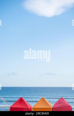 vista parziale di alcune capanne sulla spiaggia Foto Stock