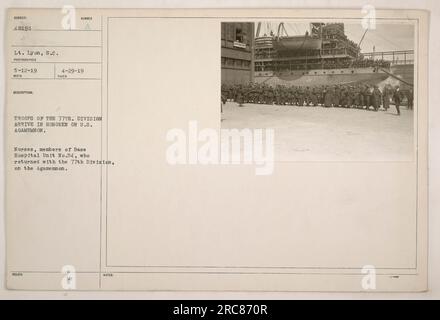 Truppe della 77a Divisione in arrivo a Hoboken sulla S.S. Agamemnon. Anche gli infermieri della base Hospital Unit No. 54 sono tornati con la divisione sull'Agamemnon. Foto scattata dal tenente Lyon il 12 maggio 1919. Descrizione pubblicata il 29 aprile 1919. Foto Stock