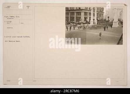 La Air Service Band suona durante la Victory Loan Parade. Sgt. Combs ha scattato questa foto il 15 maggio 1919. La banda fa parte del ramo Air Service dell'esercito. L'immagine è identificata dal numero del soggetto 48066 e dal nome del fotografo. Foto Stock