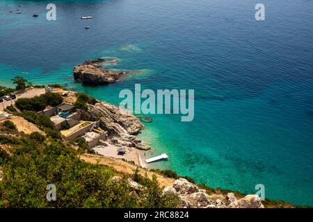 Sorvolando un drone sulla spiaggia di Jali, una delle più belle spiagge della Riviera albanese, l'Albania. Foto Stock