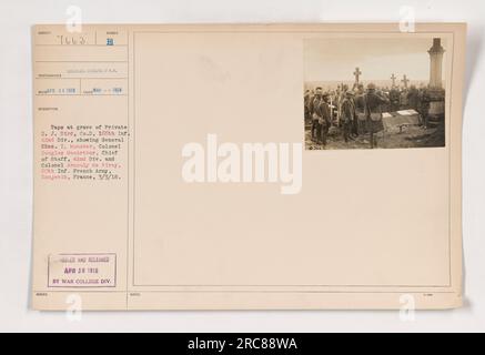 Il generale Chaz T Menoher, il colonnello Douglas MacArthur e il colonnello Armouly de Pirey rendono omaggio alla tomba del DJ privato Byrd della compagnia D, 166th Infantry 42nd Division a Domjevin, Francia durante la prima guerra mondiale Foto Stock