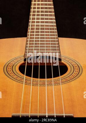 Primo piano della classica chitarra acustica a sei corde Foto Stock