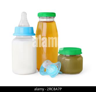 Alimenti sani per bambini, biberon con latte, succo di frutta e succhietto su sfondo grigio chiaro Foto Stock