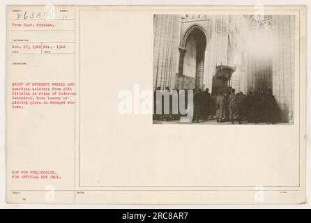 Soldati francesi e americani della 26a Divisione sono visti nelle rovine della Cattedrale di Soissons. La fotografia, scattata nel febbraio 1918, mostra i soldati che ispezionano solennemente i danni, con delle tavole che sostituiscono le finestre danneggiate. Questa immagine è esclusivamente per uso ufficiale e non è destinata alla pubblicazione. Foto Stock