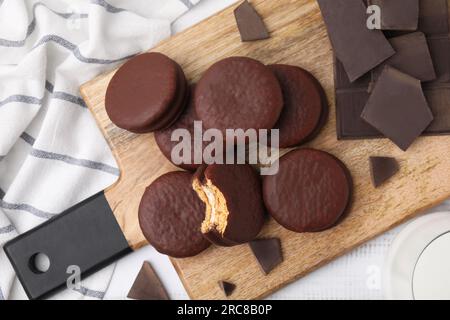 Gustose torte al cioccolato e pezzi di cioccolato sul tavolo, piatto Foto Stock