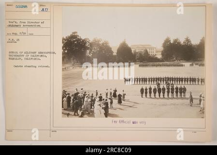 Didascalia: I cadetti della P.N. 21 School of Military Aeronautics, University of California, eseguono un ritiro permanente. La foto è stata scattata il 5 agosto 1918 e ricevuta dal direttore della Ptery Aeronautics. È stato rilasciato dalla School of Military Aeronautics di Berkeley, in California. Questa foto è solo per uso ufficiale. Foto Stock