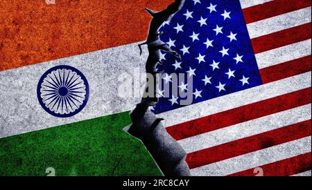 Stati Uniti e India bandiera insieme su un muro incrinato. Relazioni diplomatiche tra India e Stati Uniti d'America Foto Stock