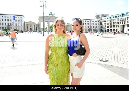 Dascha Carriero und Luca Angelina Vanak bei der Anja Gockel Fashion Show "Air" auf der Berlin Fashion Week Primavera/Estate 2024 im Hotel Adlon Kempinski Foto Stock