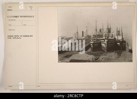 Navi tedesche nel porto di New York, N.Y. Questa foto è stata scattata dal fotografo della Columbia University. Fotografo ha ricevuto la descrizione da Nomor 46658 S.C. La fotografia mostra le navi tedesche nel porto, fornendo un'idea delle attività militari americane durante la prima guerra mondiale. Foto Stock