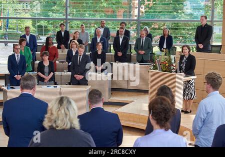 Kiel, Germania. 13 luglio 2023. I membri del Parlamento, tra cui Kristina Herbst (CDU, centro, r), Presidente del Parlamento, e Daniel Günther (CDU, M), Ministro Presidente dello Schleswig-Holstein, si trovano nella sala plenaria del Parlamento dello Schleswig-Holstein durante un minuto di silenzio in memoria dell'ex Ministro Presidente H. Simonis (SPD). Crediti: Georg Wendt/dpa/Alamy Live News Foto Stock