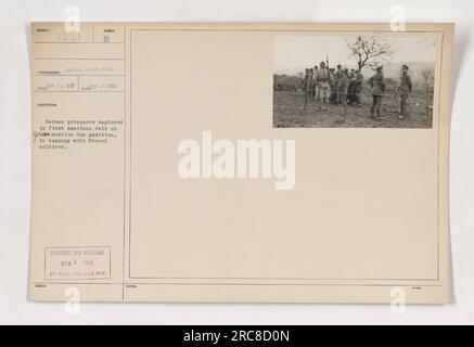 Prigionieri tedeschi catturati durante il primo raid americano sulle posizioni tedesche delle mitragliatrici. Sono visti qui insieme ai soldati francesi, indicando lo sforzo collaborativo tra i due alleati. Questa fotografia è stata scattata dal Signal Corps e successivamente censurata e pubblicata dalla War College Division nell'aprile 1918. Foto Stock