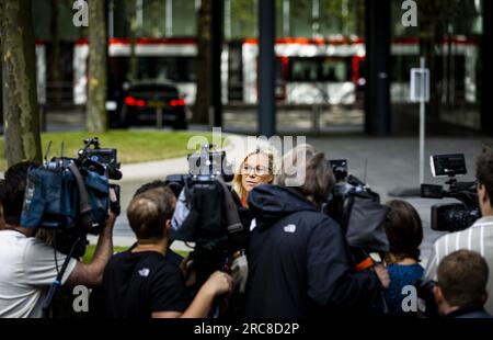 L'AIA - 13/07/2023, il leader del partito Sigrid Kaag di D66 parla alla stampa dopo aver annunciato che non sarà disponibile come leader del partito alle prossime elezioni. Fino all'insediamento del prossimo gabinetto, Kaag continuerà a ricoprire la carica di ministro delle Finanze e vice primo ministro. ANP REMKO DE WAAL netherlands Out - belgium Out Foto Stock