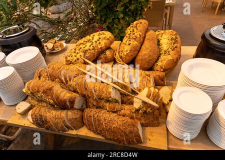 Grande pila di grandi panini di pane bianco fatto a mano Foto Stock