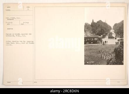 Parata del 312th Machine Gun Battalion, Washington D.C. Il battaglione è visto marciare lungo Massachusetts Avenue, appena ad est di Thomas Circle. Questa foto è stata scattata dal sergente Combs il 19 giugno 1919 e gli è stato dato il numero di identificazione 56751. È stata rilasciata una descrizione dell'immagine, insieme a un simbolo e una data specifici (6-7-19) relativi alla parata. MC NOTEB 056707 3-400. Foto Stock